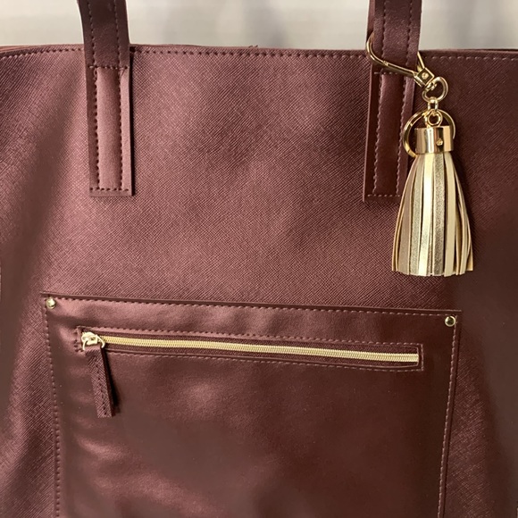Elegant Burgundy Tote Bag with Gold Accent - Picture 6 of 12